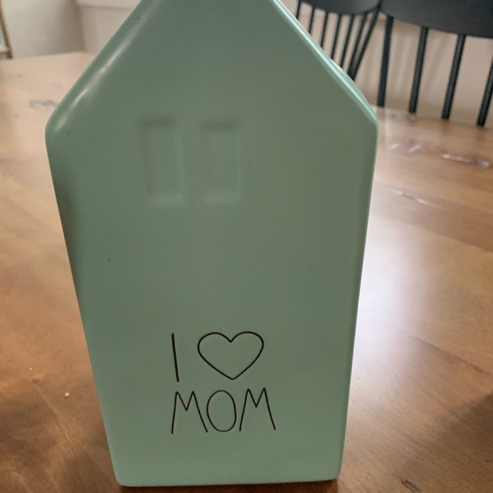 RAE DUNN I ❤️ Mom vase/decor item.  Excellent like new!